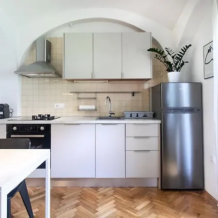 Green Oasis Apartment In The City With A Patio Lublana Zewnętrze zdjęcie